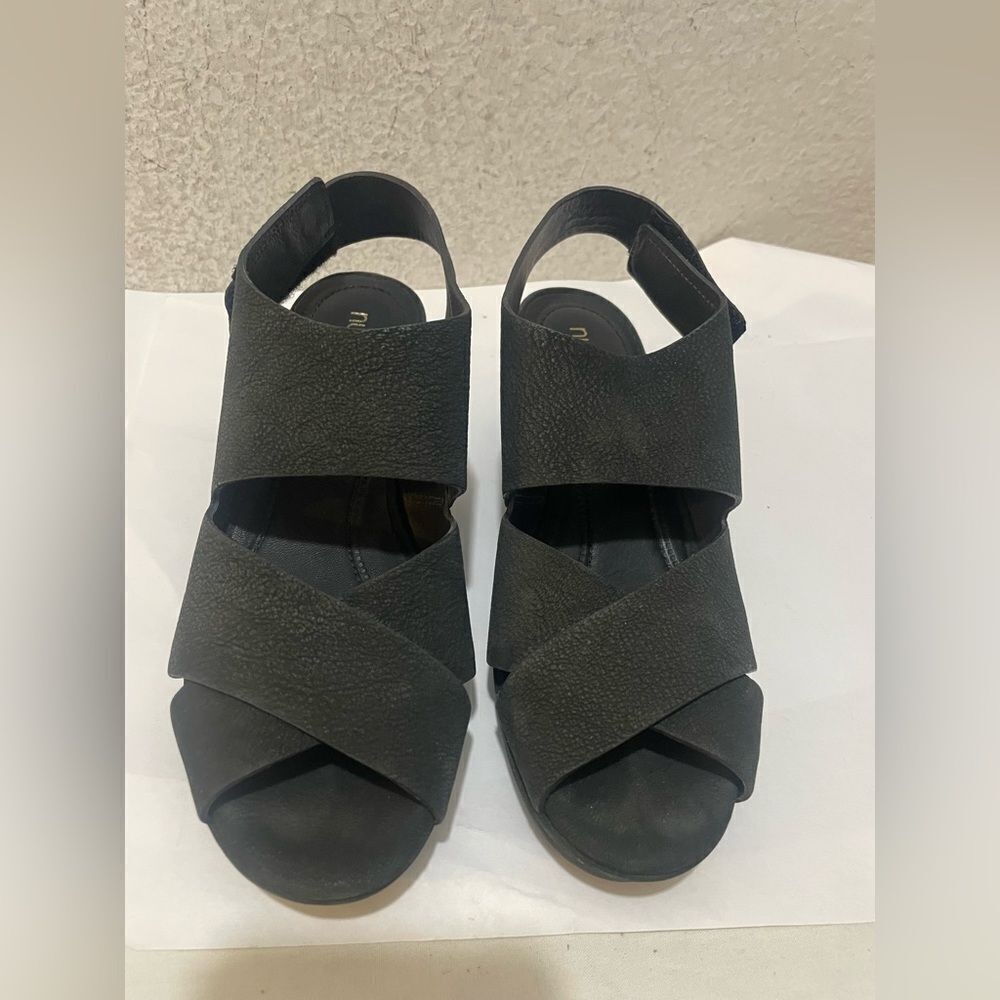 nurture sairyn sandals Size 6M